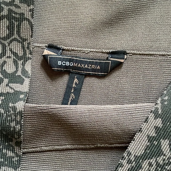 BCBG snake-print skirt size small - Picture 2 of 4